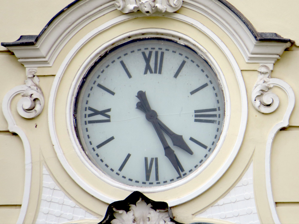 Karlovi Vari, viesnīca “Pupp”, fasādes pulkstenis