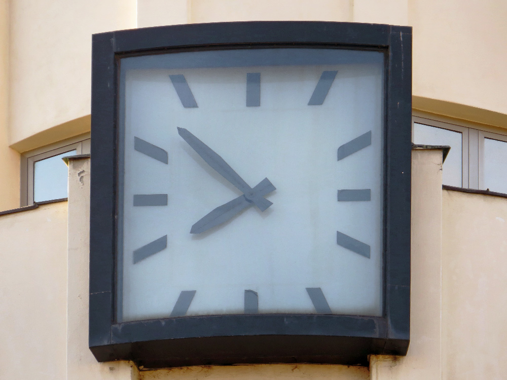 Tirdzniecības centra Palac Ara fasādes pulkstenis