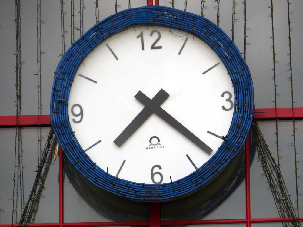  Dzelzceļa stacijas fasādes pulkstenis 