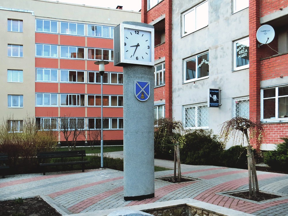 Iecava, renovētais pilsētas  pulkstenis.