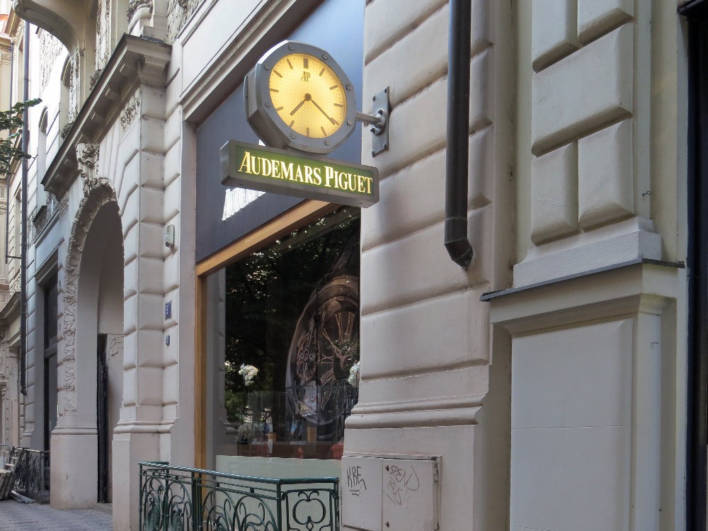 Reklāmas pulkstenis uz veikala Audemars Piguet fasādes