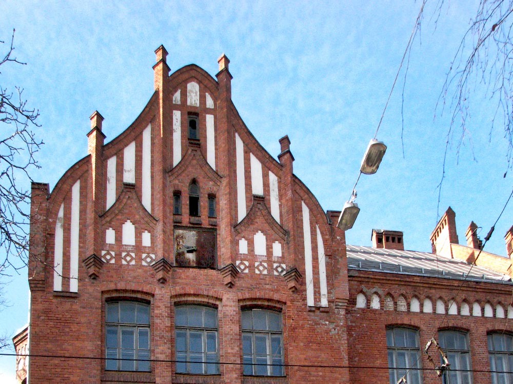 Natālijas Draudziņas ģimnāzijas fasādes pulkstenis