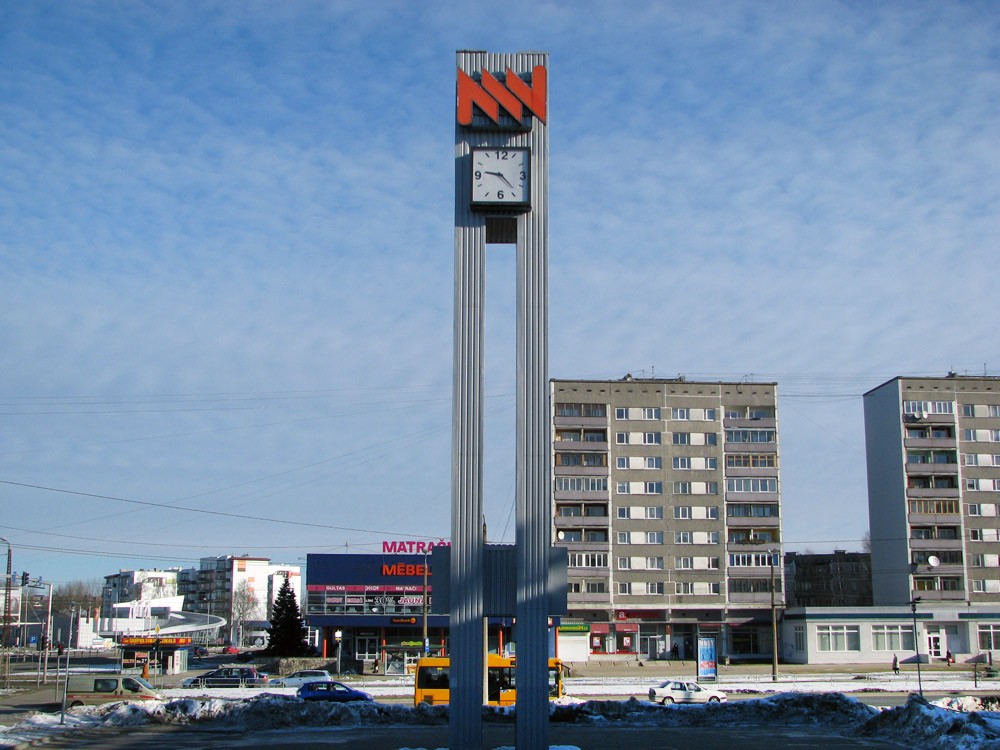 Mēbeļu nama pulksteņa pilons